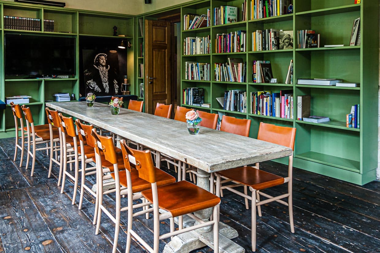 Die Bibliothek mit Lektüre zu den Documenta-Künstlern lässt kreatives Arbeiten für 20 Tagungsgäste zu. Im Anschluss kann dort auch gleich das Essen aus dem Renthof-Restaurant serviert werden / © Foto: Georg Berg