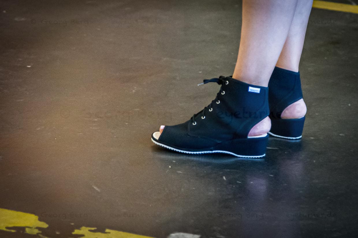 Geschafft – Vertrag unterschrieben und Schuhe geschnürt. Angela Berg mit Borosana Schuhen von Irena Haiduk / © Foto: Georg Berg