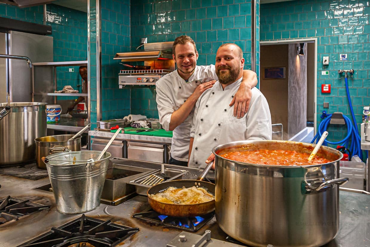 Glückliche Köche trotz Documenta-Dauereinsatz. Mit fünf Köchen wird an sieben Tagen in der Woche im Restaurant Renthof Mittagstisch und Abendessen angeboten. Da hört der Topf nie auf zu brodeln! / © Foto: Georg Berg