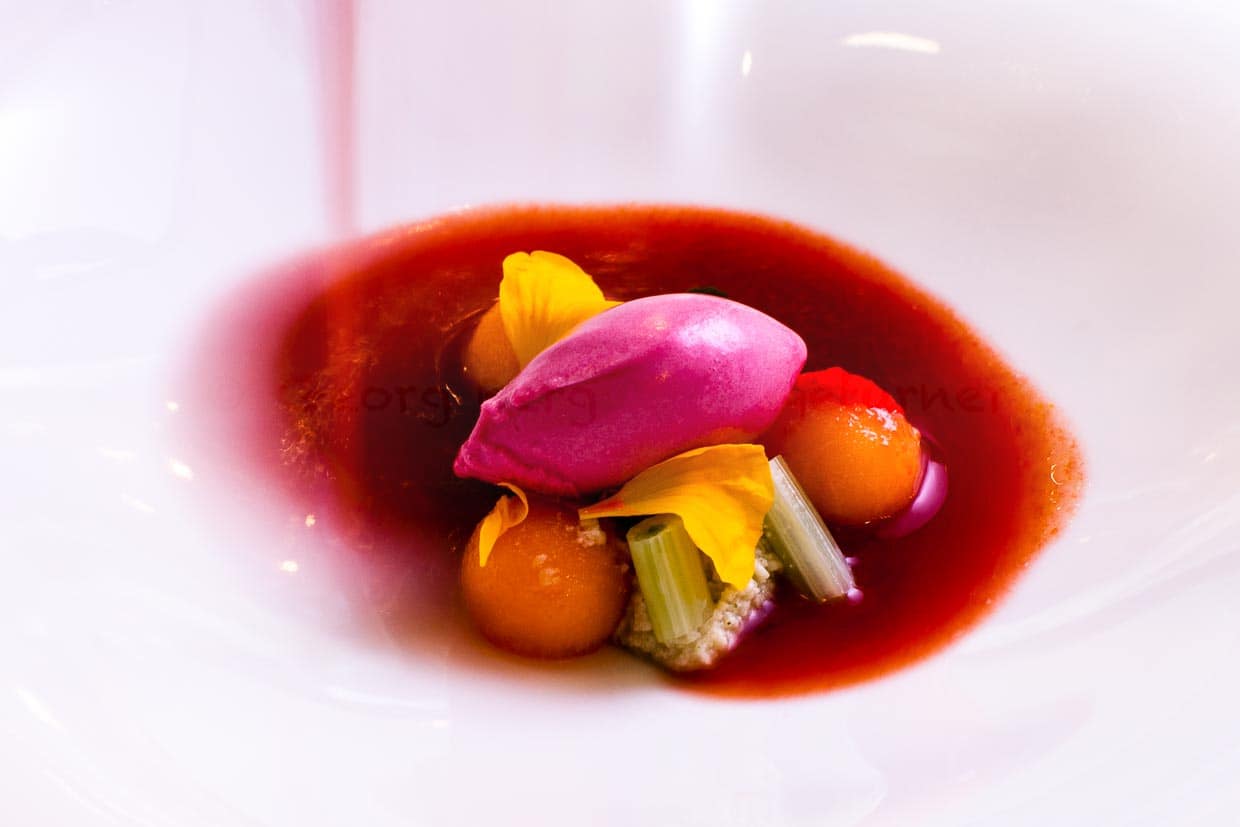 Geeiste Datteltomatencreme-Suppe mit Cannelini, Bohnenpaste, Melone aus Sizilien, Babyfenchel und Rotweinessig-Eis / © Foto: Georg Berg