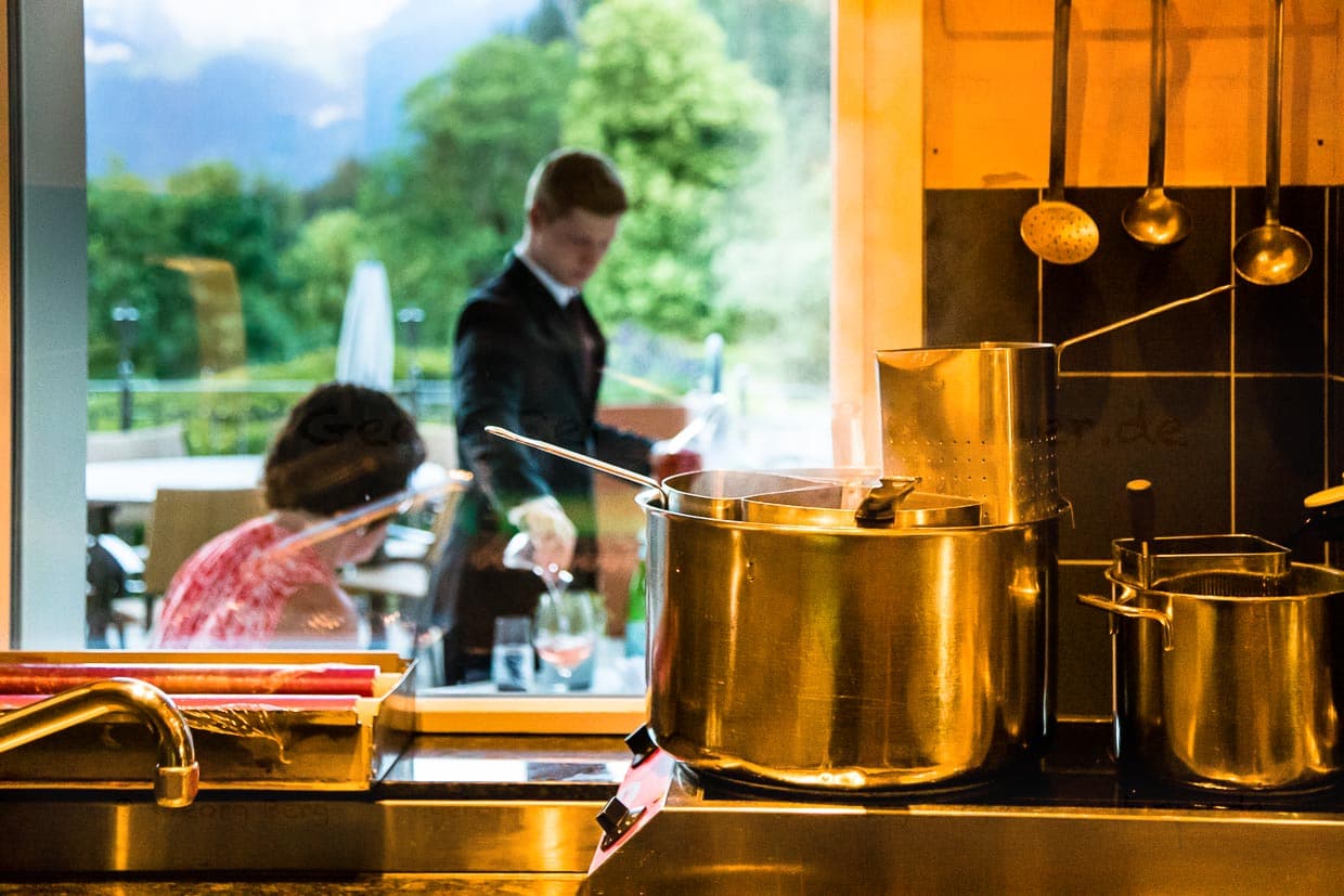 Während auf der Terrasse die Zeit für den Apéro gekommen ist, ist in der mediterranen Küche des „Oh de Vie“ der Siedetopf schon für die ersten Pastabestellungen bereit / © Foto: Georg Berg