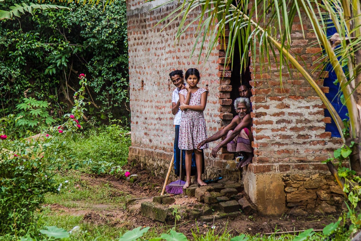 “Ayubowan“ (mögest du lang leben) Eine Bauernfamilie ruft uns die landestypische Begrüßung zu / © Foto: Georg Berg