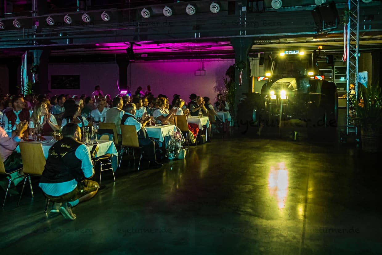 Stilechter Einzug. Die Bayerische Kartoffelkönigin 2019  Stephanie I. fährt Lamborghini / © Foto: Georg Berg
