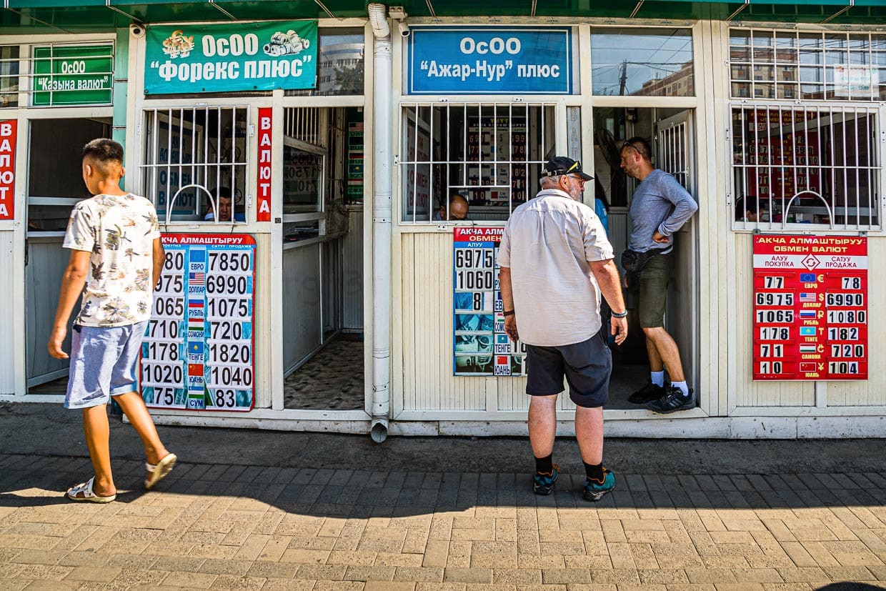 In Osch tauschen zahlreiche Wechselstuben US-Dollar und Euro-Bargeld in die Landeswährung / © Foto: Georg Berg