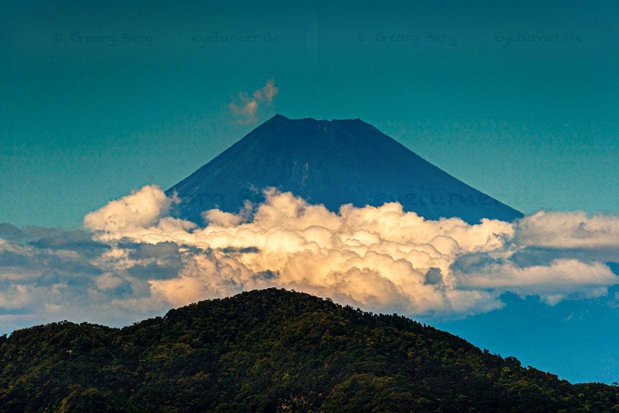 Fuji versteckt sich meist hinter einem Wolkenschleier und wird deshalb in Japan als schüchterne Göttin verehrt / © Foto: Georg Berg