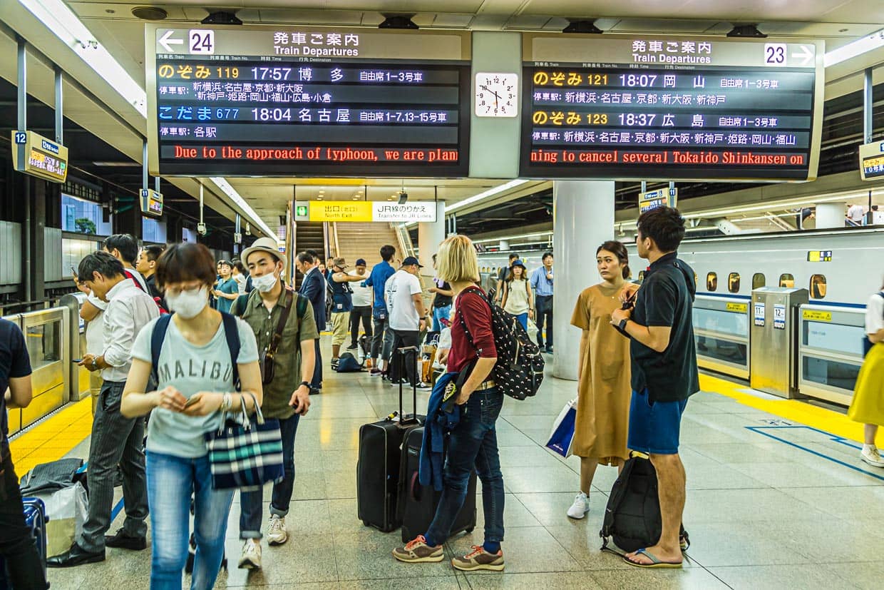 Pünktlich bis zur letzten Abfahrt des Shinkansen. Die Reisenden haben sich seit Tagen auf die Ankunft eines starken Taifuns eingestellt / © Foto: Georg Berg