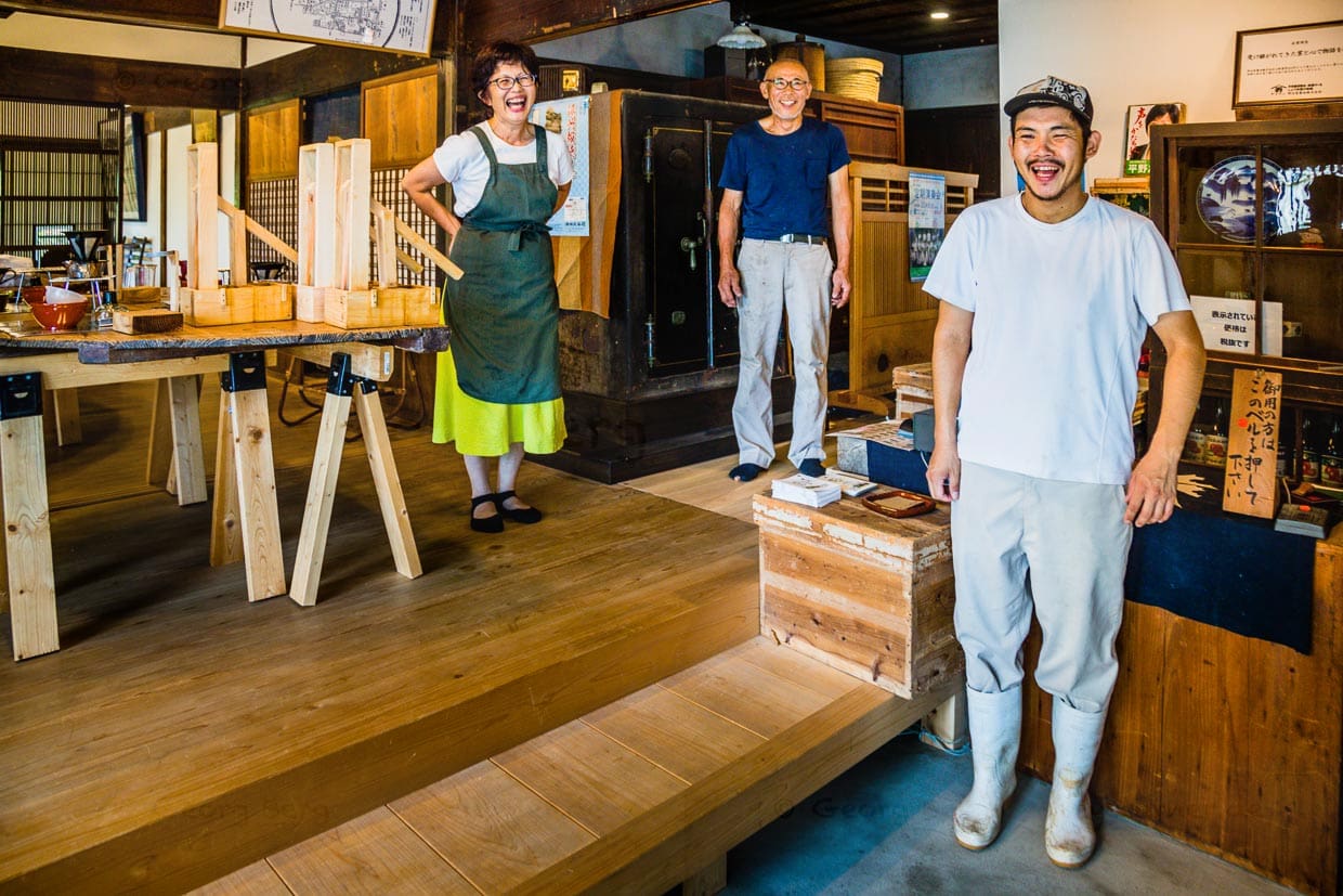Generation fünf und sechs im Verkaufsraum. Familie Nozue weiß, wie eine nicht zu salzige, aber vollmundige Sojasauce entsteht / © Foto: Georg Berg