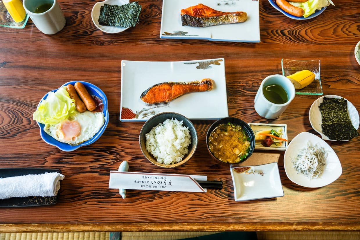 Typisch japanisches Frühstück mit Fisch, Algen und Miso-Suppe / © Foto: Georg Berg
