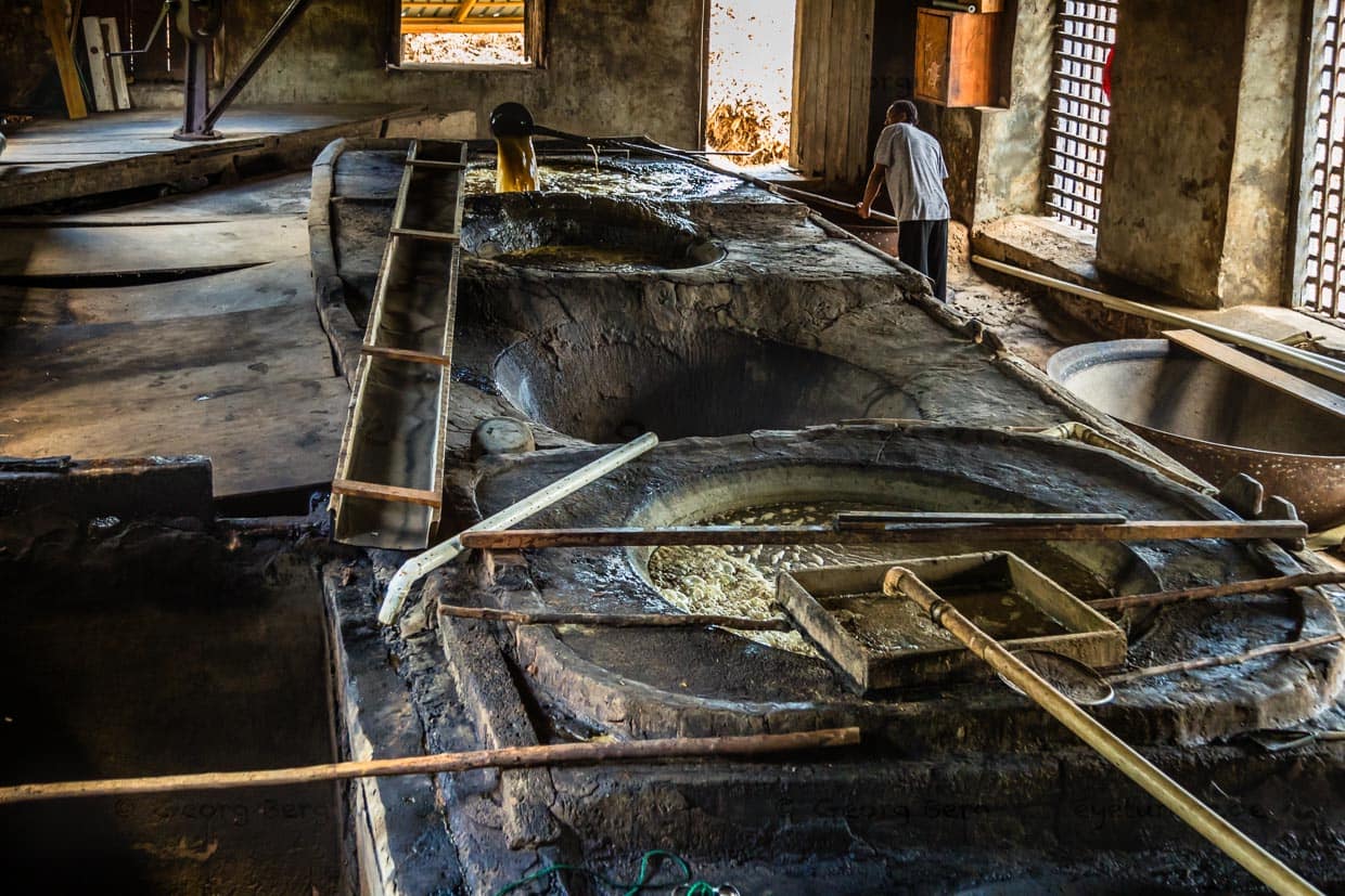 In jedem Kupferbehälter herrscht eine andere Temperatur und Konzentration. Im vorderen Behälter brodelt schließlich ein Sirup, der aus der Luft die für die Gärung notwendigen Hefen aufgenommen hat / © Foto: Georg Berg