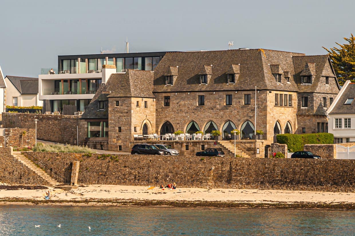 An der Uferpromenade mit kleinem Sandstrand liegt das Relais & Chateaux Hotel Brittany & Spa / © Foto: Georg Berg