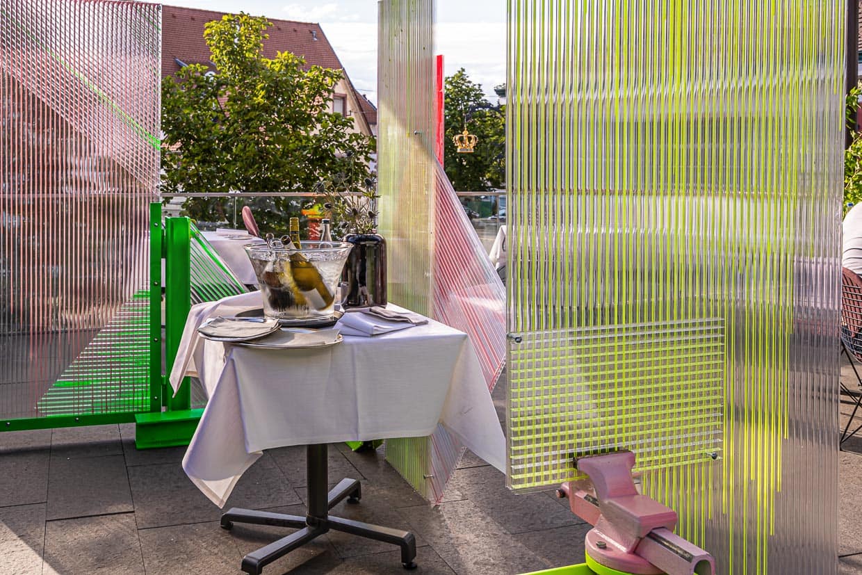 Kunst in Zeiten von Corona. Der Künstler Samuel Treindl entwarf einen Spuckschutz. Schutz und Zierde zugleich für die Terrasse im Restaurant Krone / © Foto: Georg Berg