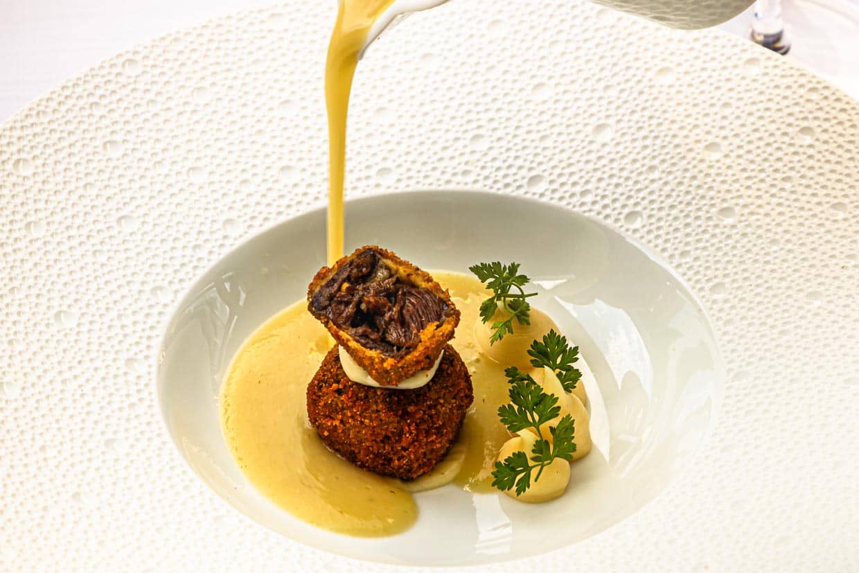 Zweierlei aus dem Kalbskopf: Chalbs-Kopf mager & gebacken mit Pastinaken Velouté und Kerbel / © Foto: Georg Berg