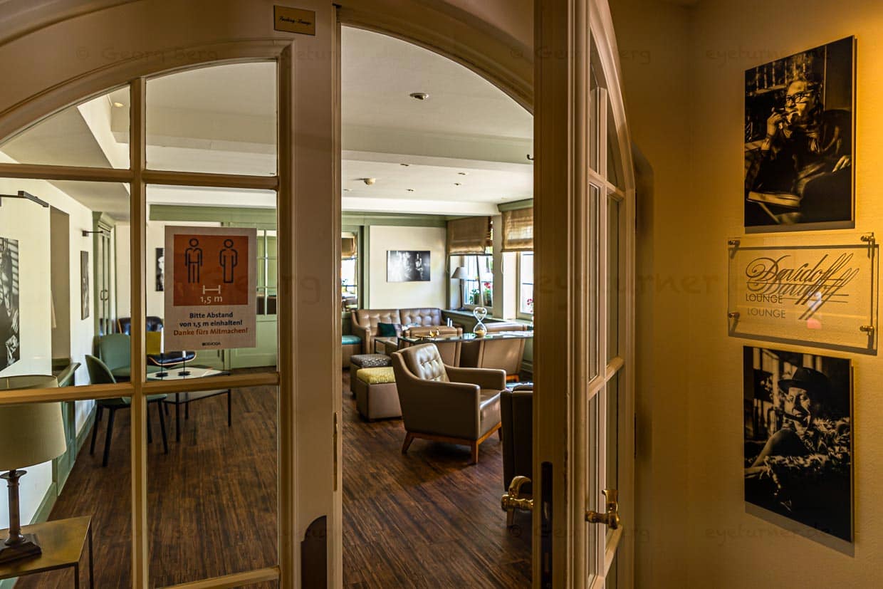 Die Smoker’s Lounge wird nun umgewidmet. Geraucht wird künftig nur noch auf den Fotografien / © Foto: Georg Berg