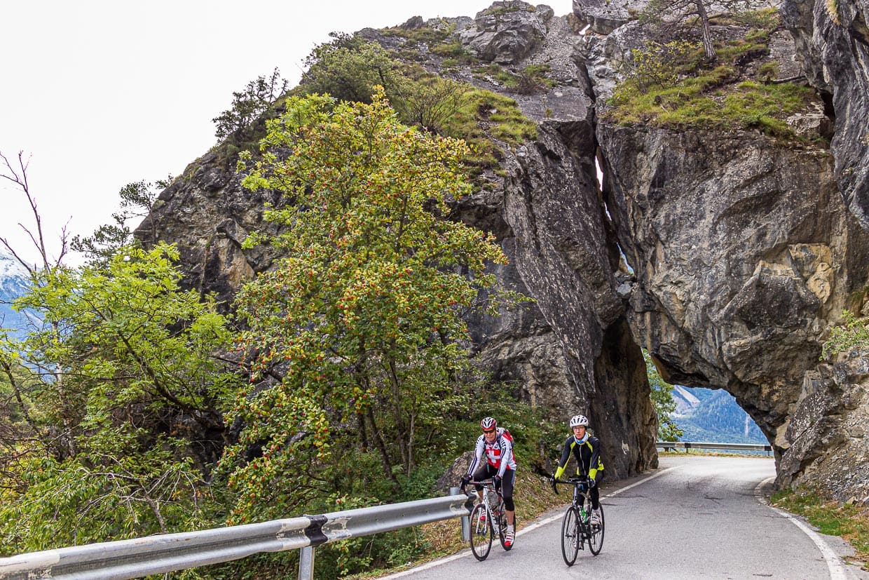 Mit dem Rennrad über den Asphalt. Sportstudent Julius Berg unterwegs mit dem Bike Guide Roland Holzer aus Albinen / © Foto: Georg Berg