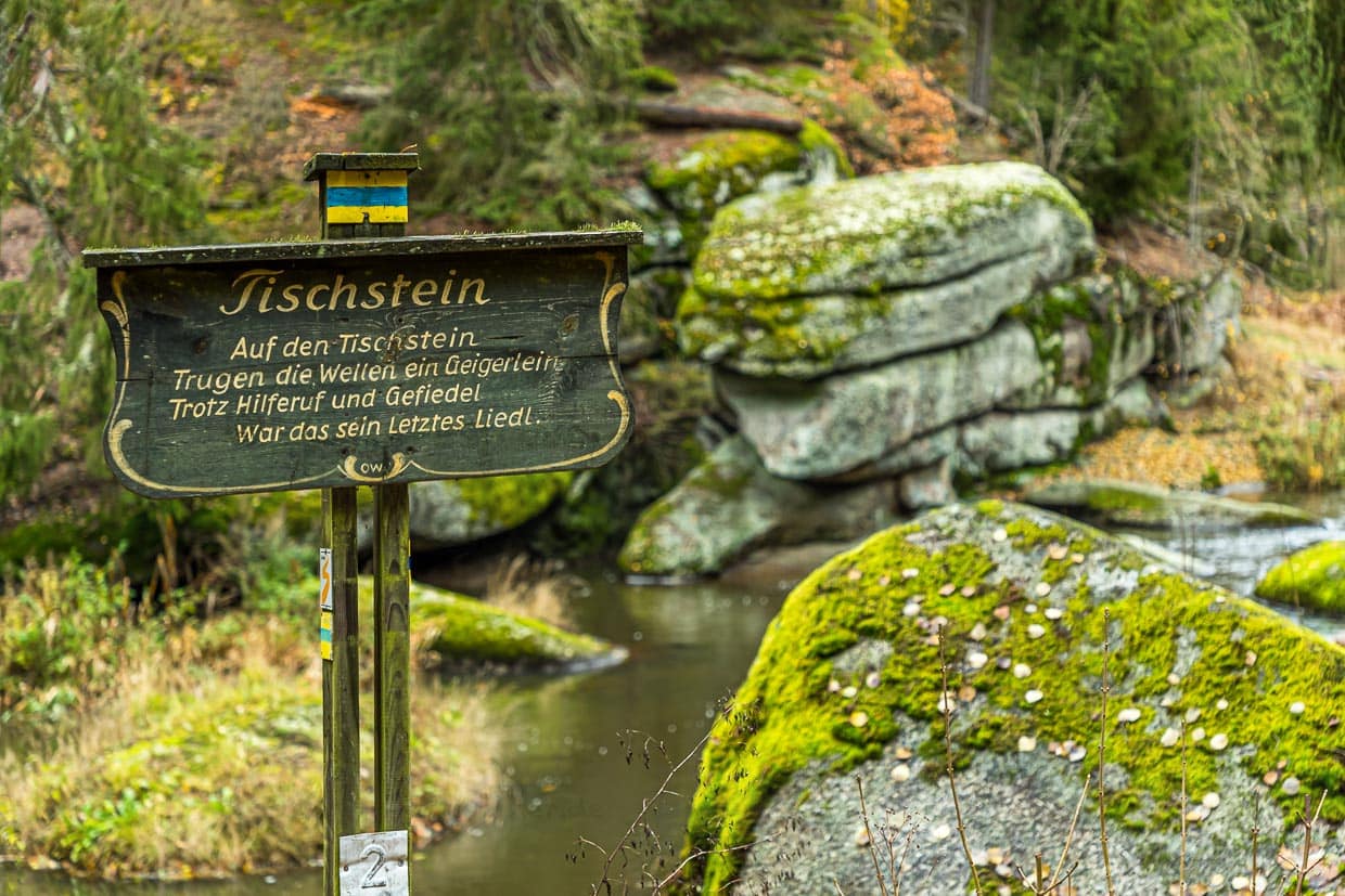 Große Felsformationen im Flussbett der Waldnaab sorgen für dramatische Abwechslung. Mal still und beschaulich, mal laut gurgelnd mäandert der Fluss durch das Tal und erzählt am Wegesrand von so manchem Schicksal! / © Foto: Georg Berg