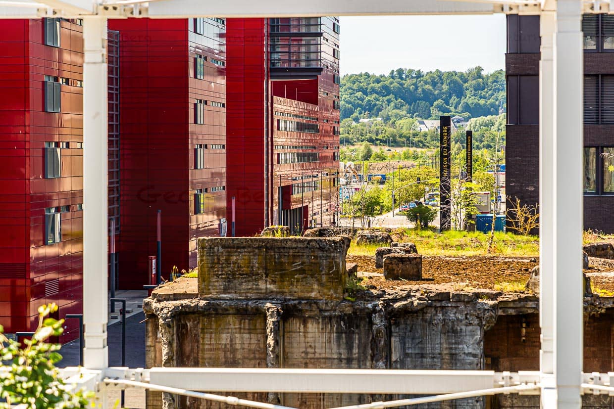 Universität Belval, im Hintergrund das Haus des Wissens. Das weiße Gerüst bietet den Studenten Sitzgelegenheiten mit Weitblick. Die alten Stahlkolosse halten aber stets die Erinnerung an das historische Erbe der Region aufrecht / © Foto: Georg Berg