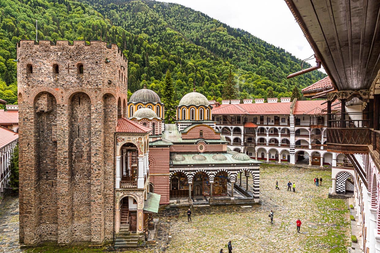 Seit seiner Gründung im 10. Jahrhundert und sicher auch wegen seiner Lage im schwer zugänglichen Rila-Gebirge ist das Rila-Kloster als bulgarische Institution bedeutsam. Der Wehrturm aus dem 13. Jahrhundert hat Kriege und Brände überdauert / © Foto: Georg Berg
