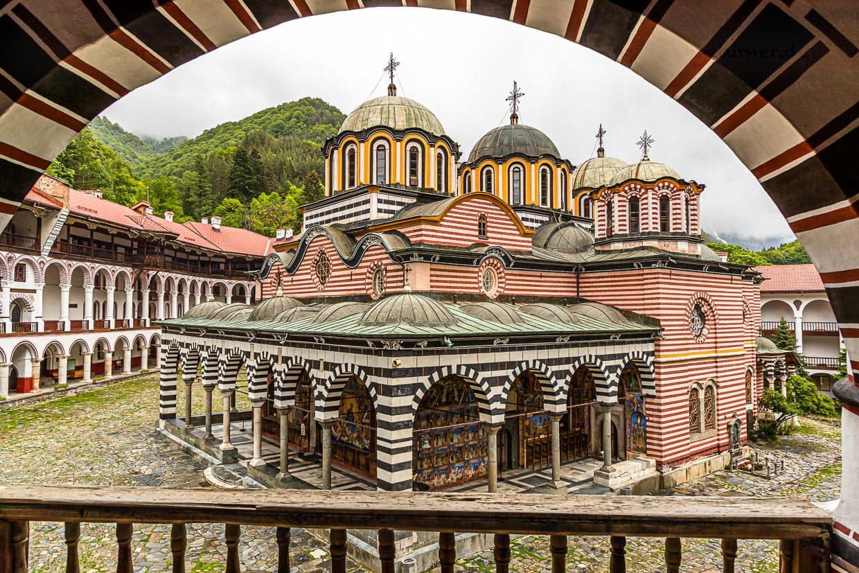 Das Kloster des Heiligen Iwan von Rila, besser bekannt als Rila-Kloster (bulgarisch: Рилски манастир, Rilski manastir), ist das größte und bekannteste orthodoxe Kloster Bulgariens und gehört zum UNESCO-Weltkulturerbe. / © Foto: Georg Berg