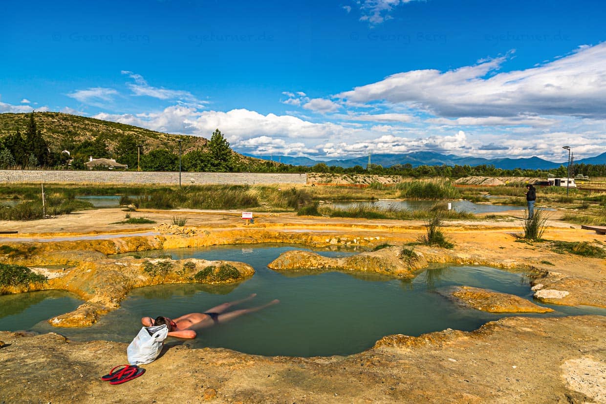 Frei zugängliche Bade-Becken bei Rupite werden von heißen Mineralquellen gespeist. Die angrenzenden Stellplätze für Wohnmobile sind ebenfalls kostenlos / © Foto: Georg Berg