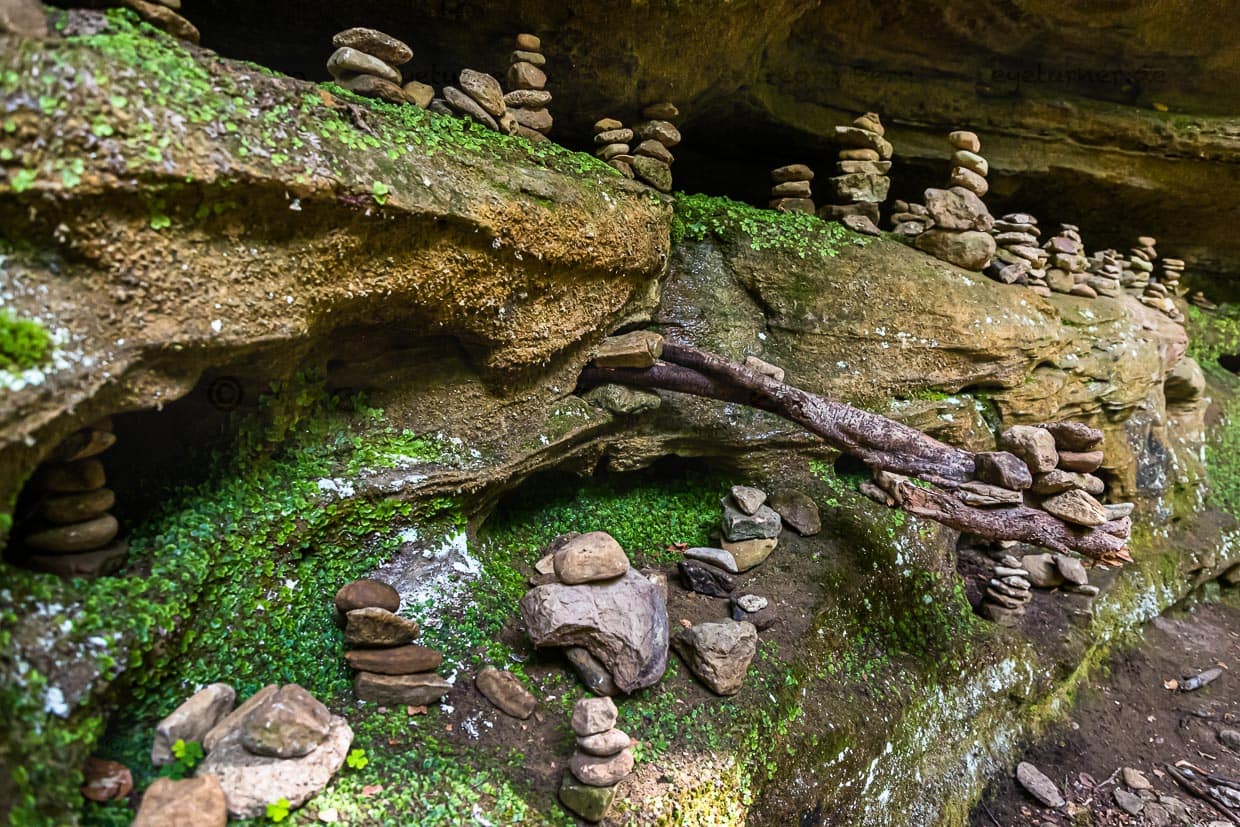 Felsen in groß und in klein. Neben den wuchtigen Felsformationen stößt man hier auch auf unzählige Arrangements von Steinmännchen / © Foto: Georg Berg