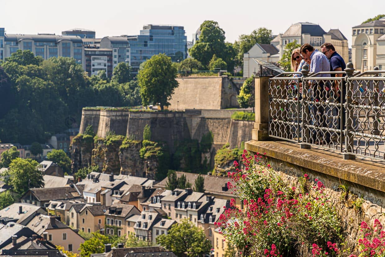 El Bockfelsen es la cuna de la ciudad de Luxemburgo. El promontorio rocoso, rodeado por tres lados por los profundos valles del Alzette, se convirtió en fortaleza a partir del año 963 / © Foto: Georg Berg