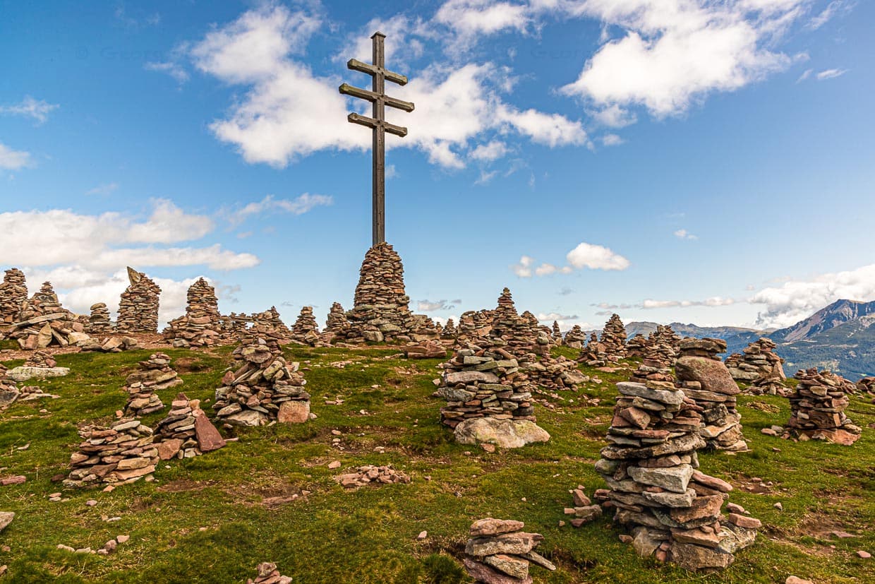 Die Stoanernen Mandln auf 2.000 Meter Höhe. Hier führt ein alter Passweg entlang / © Foto: Georg Berg