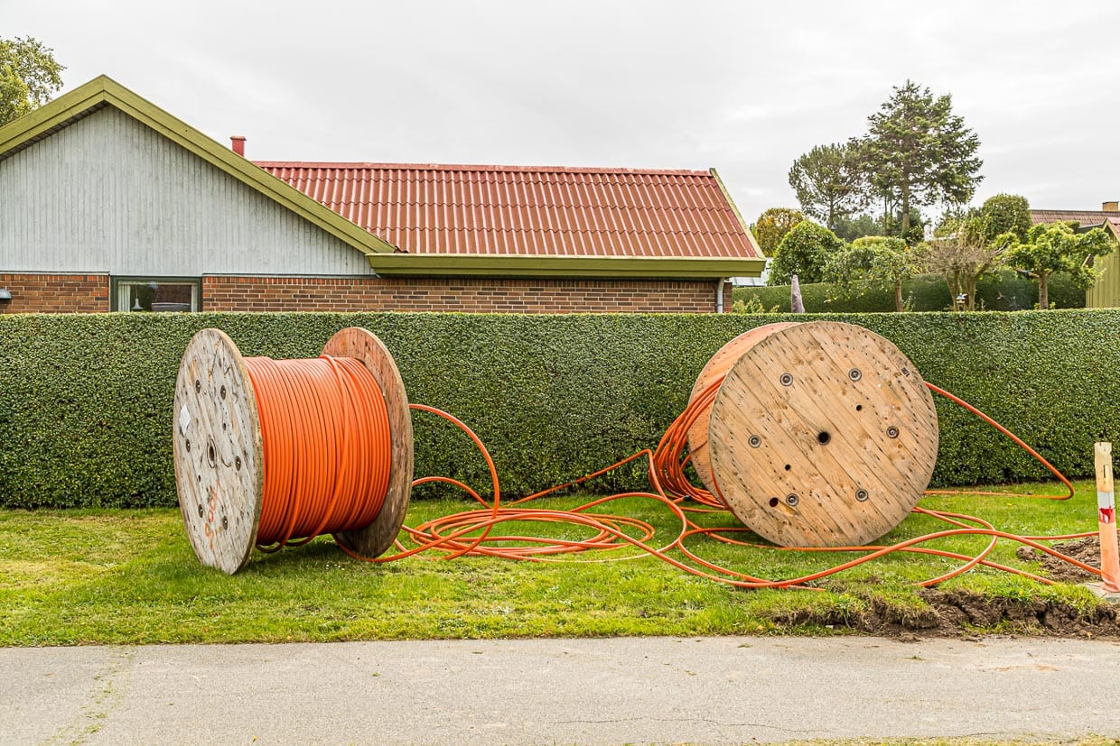 In Tullebölle steckt mehr Fortschritt, als der Name es vermuten lässt. Glasfaserkabel werden in dem verschlafenen Ort an jedes Haus gelegt / © Foto: Georg Berg
