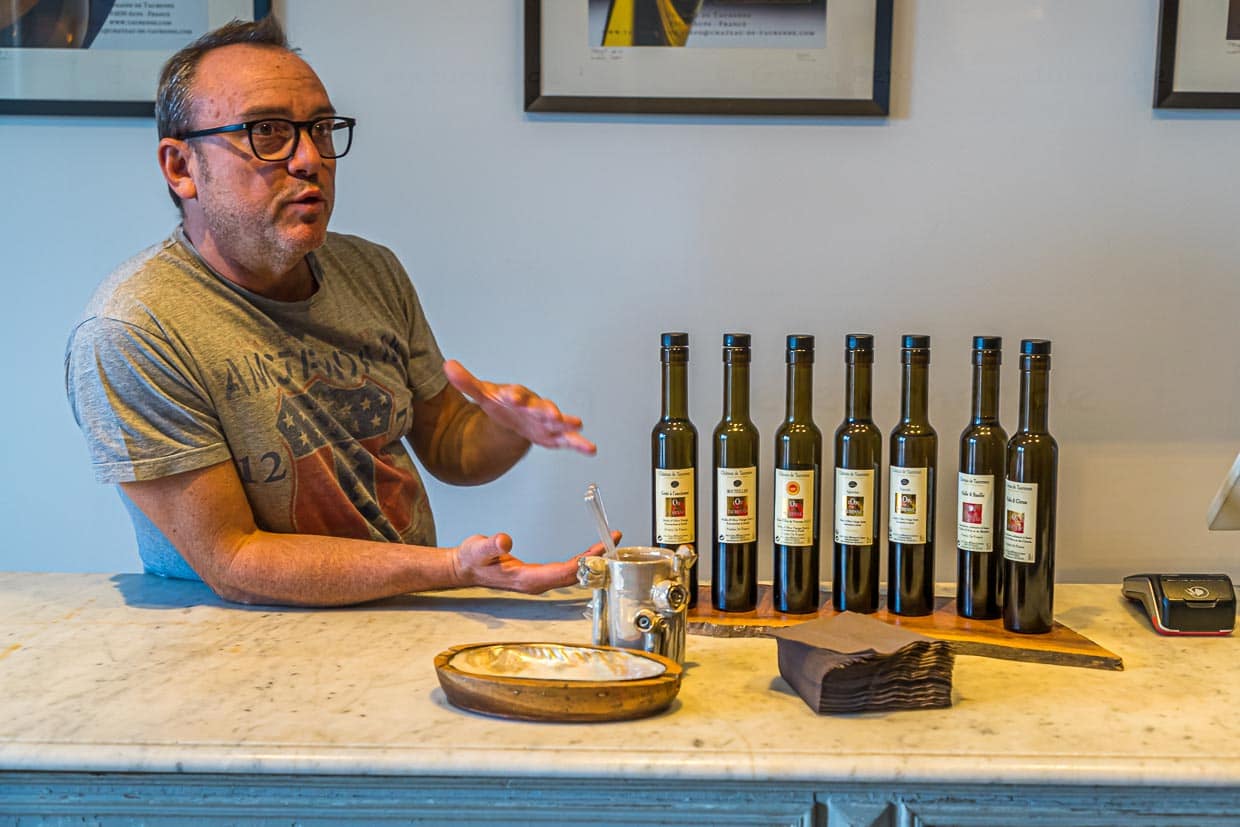 Manager Yann Fernanden, stellt die Produktlinie von Taurenne vor. Pro Jahr werden rund 20.000 Liter Olivenöl aus regionalen heimischen Sorten gewonnen / © Foto: Georg Berg