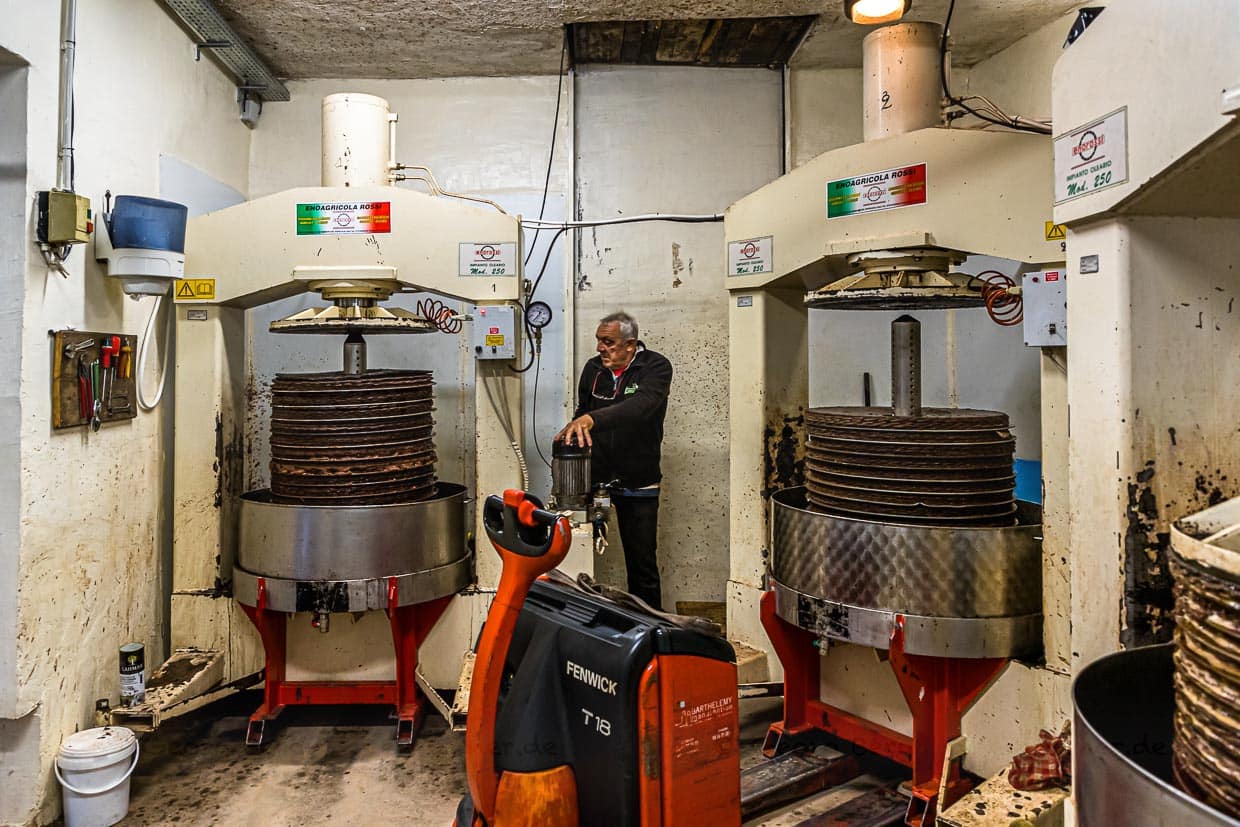 Vier mechanische Pressen sind bei Fabrice Godet gleichzeitig im Einsatz. Rund eine Stunde werden die Matten mit der aufgetragenen Olivenpaste (Grignon) gepresst / © Foto: Georg Berg