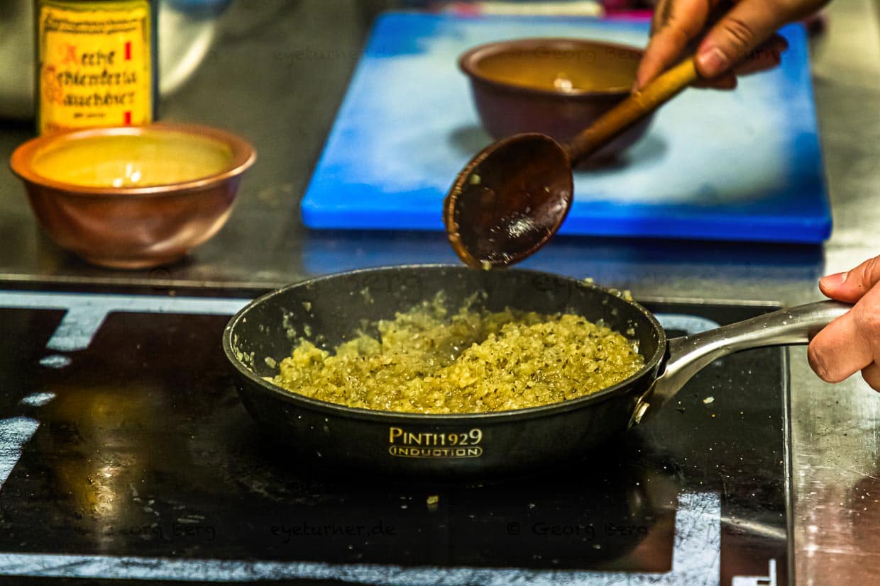 Tunken wurden im Mittelalter warm und auch kalt serviert. Hier die Schlenkerla Tunke mit Bamberger Süßholz, Zwiebeln und fränkischem Majoran / © Foto: Georg Berg
