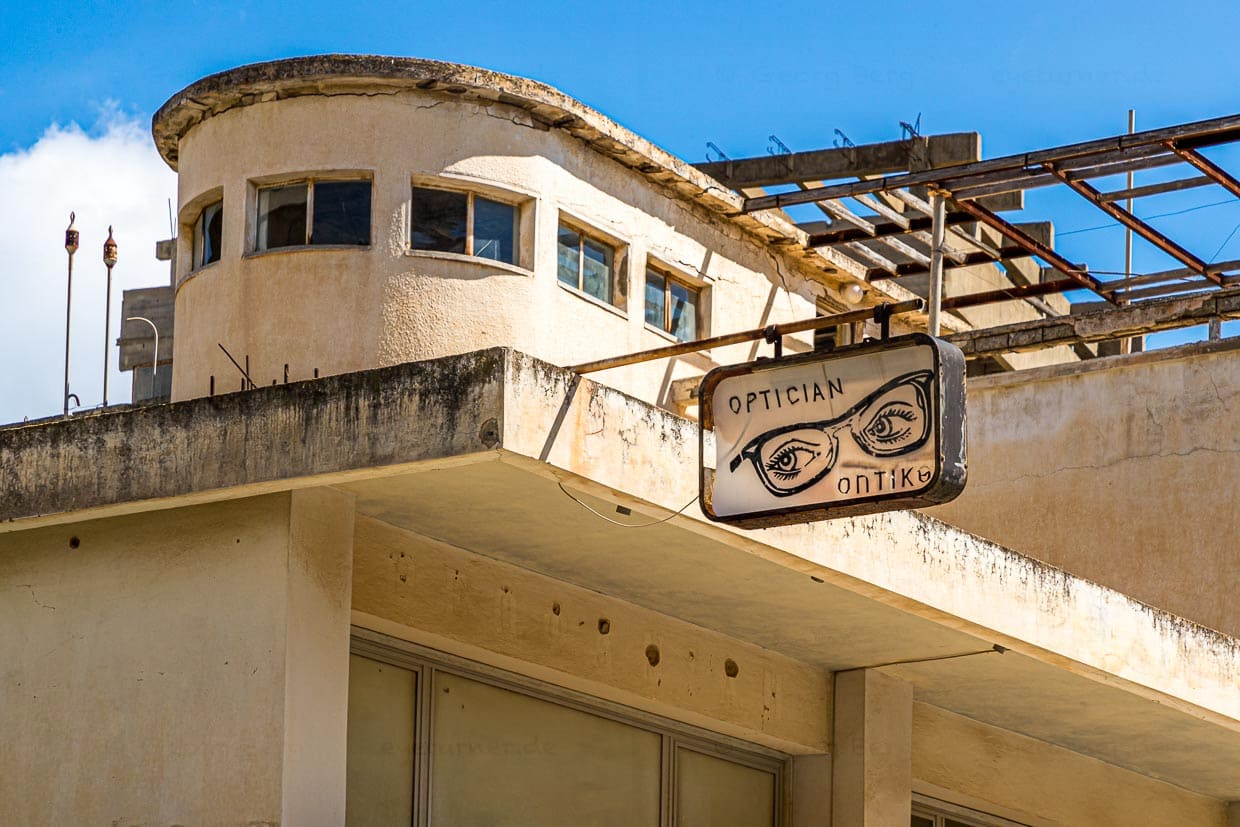 Wer genau hinschaut sieht Klassiker der Architektur. Das Design der 1960er Jahre war hier nie weg. Die Zeit ist einfach stehen geblieben, während sich die Politik bis heute nicht auf einen neuen Status für den Stadtteil einigen kann / © Foto: Georg Berg