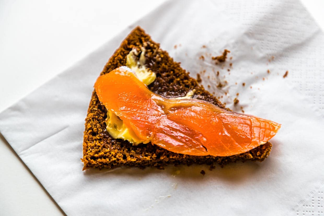 Verkostung von Hverabrauð in der Laugarvatn Fontana Bakery. In Island isst man das Brot mit Butter oder mit geräucherter Forelle. Durch die lange Garzeit ist der Zucker karamellisiert / © Foto: Georg Berg