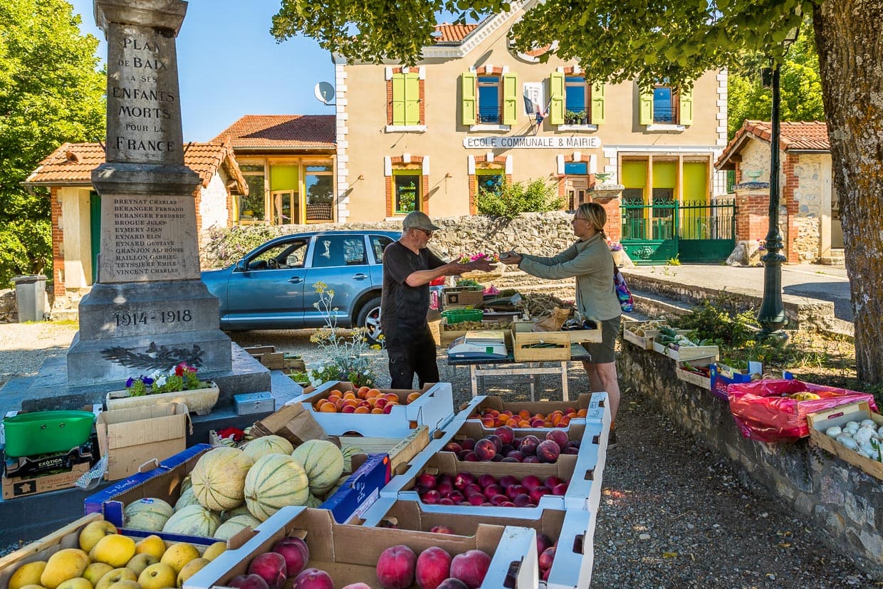 Autorin Angela Berg beim Einkauf auf einem der typischen kleinen Wochenmärkte in einem Dorf im Tal der Drôme / © Foto: Georg Berg