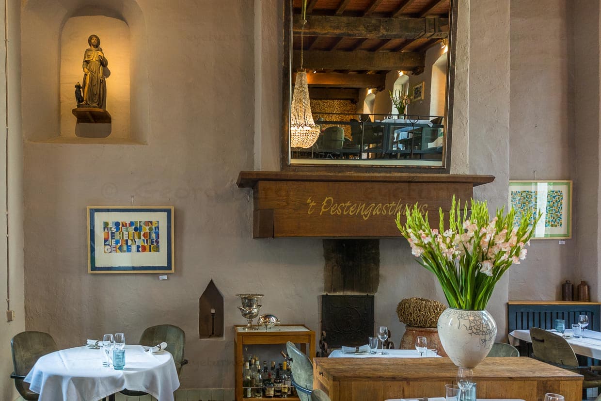 Restaurant t’ Pestengasthuys in Zwolle lädt in die Räume eines ehemaligen Krankenhauses aus dem 15. Jahrhundert / © Foto: Georg Berg
