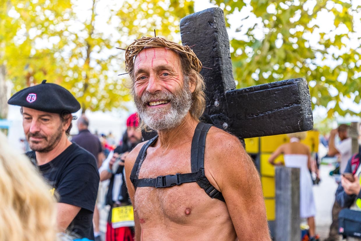 Jesus läuft auch hier nicht über Wasser sondern macht sich dornengekrönt bereit für den 36. Marathon des Chateaux du Medoc / © Foto: Georg Berg