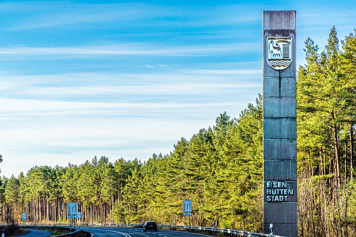 Stele mit Wappen der Stadt Eisenhüttenstadt am Ortseingang. Eisenhüttenstadt ist eines der größten Flächendenkmäler in Deutschland / © Foto: Georg Berg