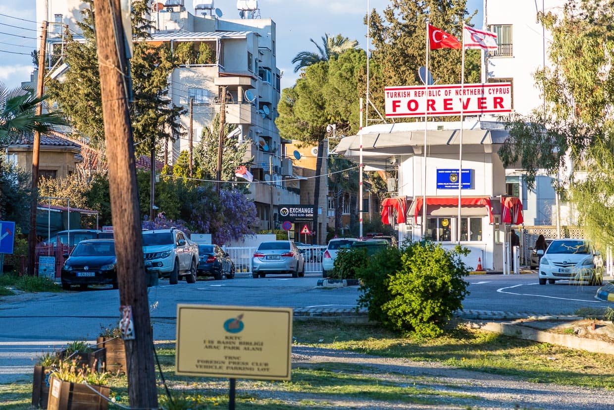 Grenzübergang Ledra Palace, Nikosia. Blick aus der Buffer Zone auf den türkisch-zypriotischen Kontrollposten mit den Flaggen der Türkischen Republik Nordzypern und der Türkei / © Foto: Georg Berg