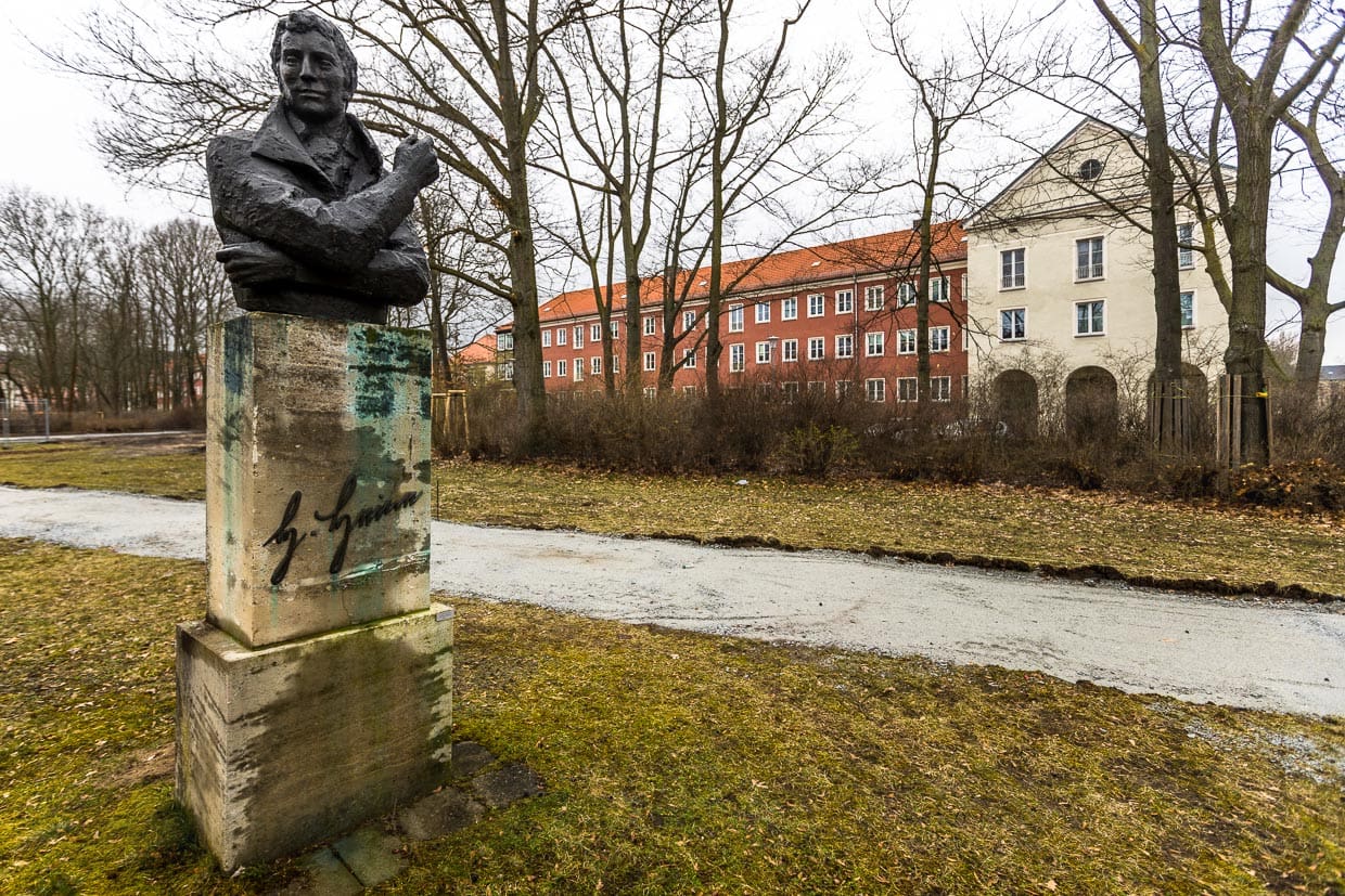 Büste von Heinrich Heine im Wohnkomplex III in Eisenhüttenstadt. Zwischen 3 bis 5 Prozent der Bausumme war in der Planstadt Eisenhüttenstadt kunstgebunden / © Foto: Georg Berg