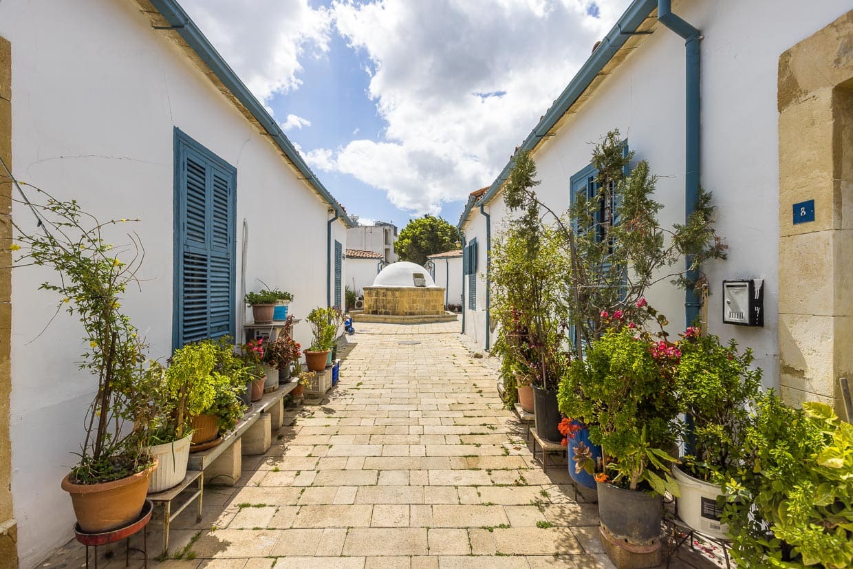 Samanbahce Viertel. Erstes Sozialwohnungs-Projekt auf Zypern. Errichtet zwischen 1918 und 1925 von der Saban Pasha Foundation. Die Anlage besteht aus 70 Häusern mit kleinen Innenhöfen. Der hexagonale Brunnen im Zentrum der Anlage diente der Wasserversorgung der Häuser. Die Häuser sind noch heute bewohnt / © Foto: Georg Berg