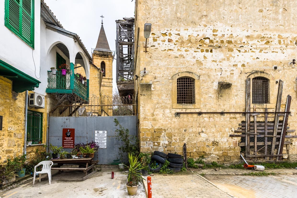 Barrikade in der Altstadt von Nikosia. Hinter der Absperrung beginnt die Green Line. Die entmilitariiserte Buffer Zone wird seit 1964 von den Vereinten Nationen kontrolliert / © Foto: Georg Berg