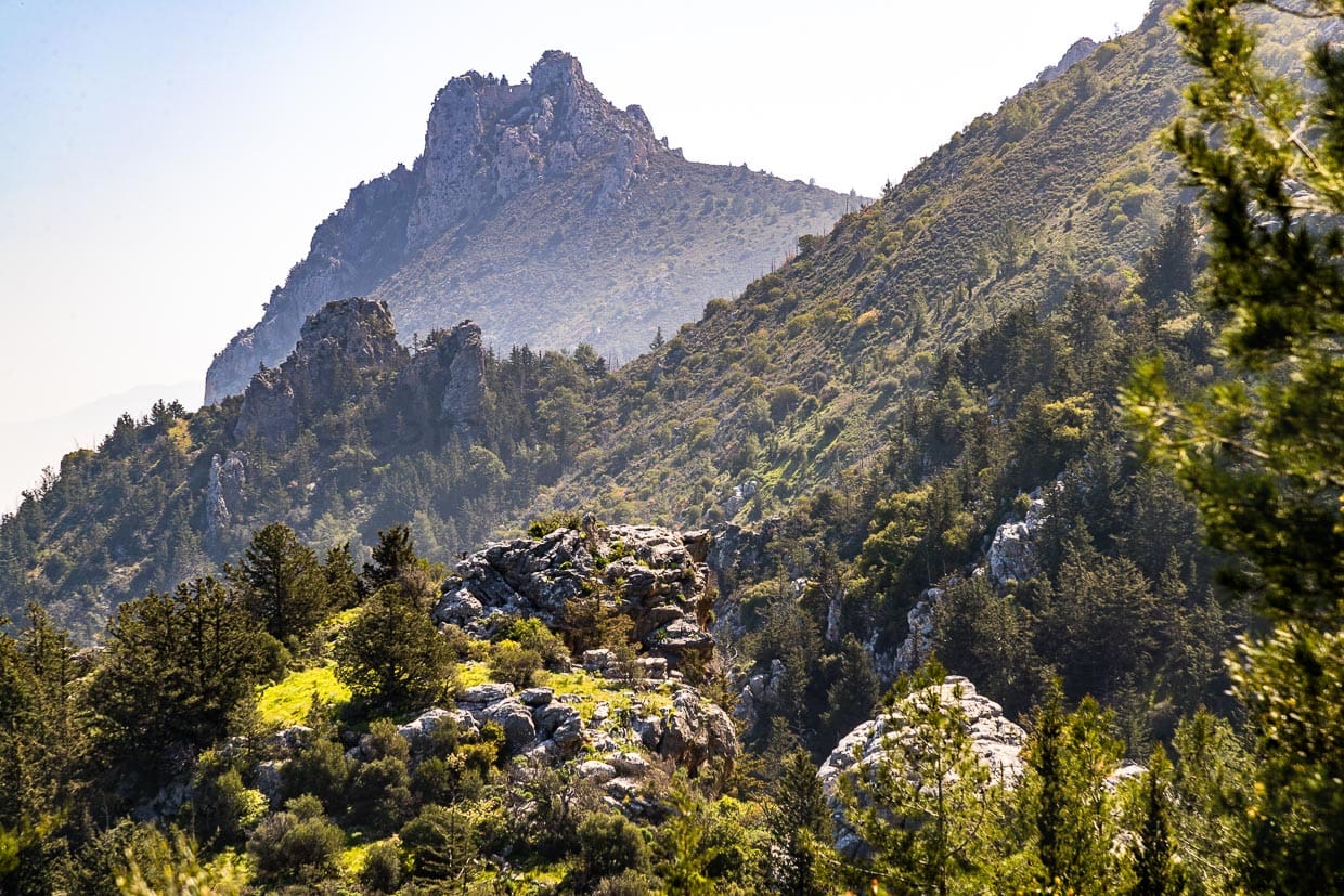 Auf dem Beşparmak Trail Fünffingergebirge in Nordzypern. Blick auf die Höhenburg St Hilarion, 700 Meter hoch auf schroffen Felsen gebaut / © Foto: Georg Berg
