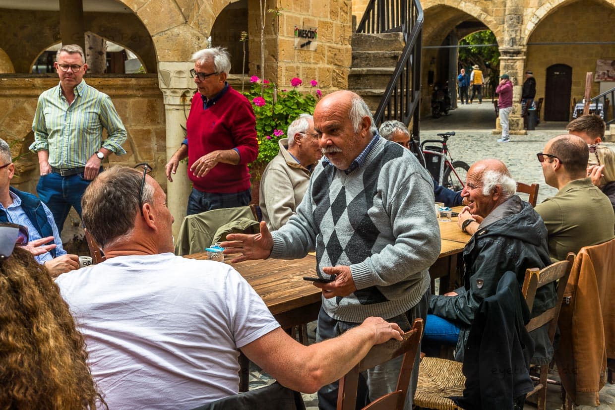 Seit dem Schicksalsjahr 2004, als die Zyperntürken für und die Zyperngriechen mit großer Mehrheit gegen eine Wiedervereinigung stimmten, treffen sie sich im Büyük Han in Nikosia. Zyprioten aus dem Norden und dem Süden der geteilten Insel suchen gemeinsam nach Wegen für ein Ende der Teilung, der Vorurteile und des Hasses. Gäste sind gerne gesehen / © Foto: Georg Berg