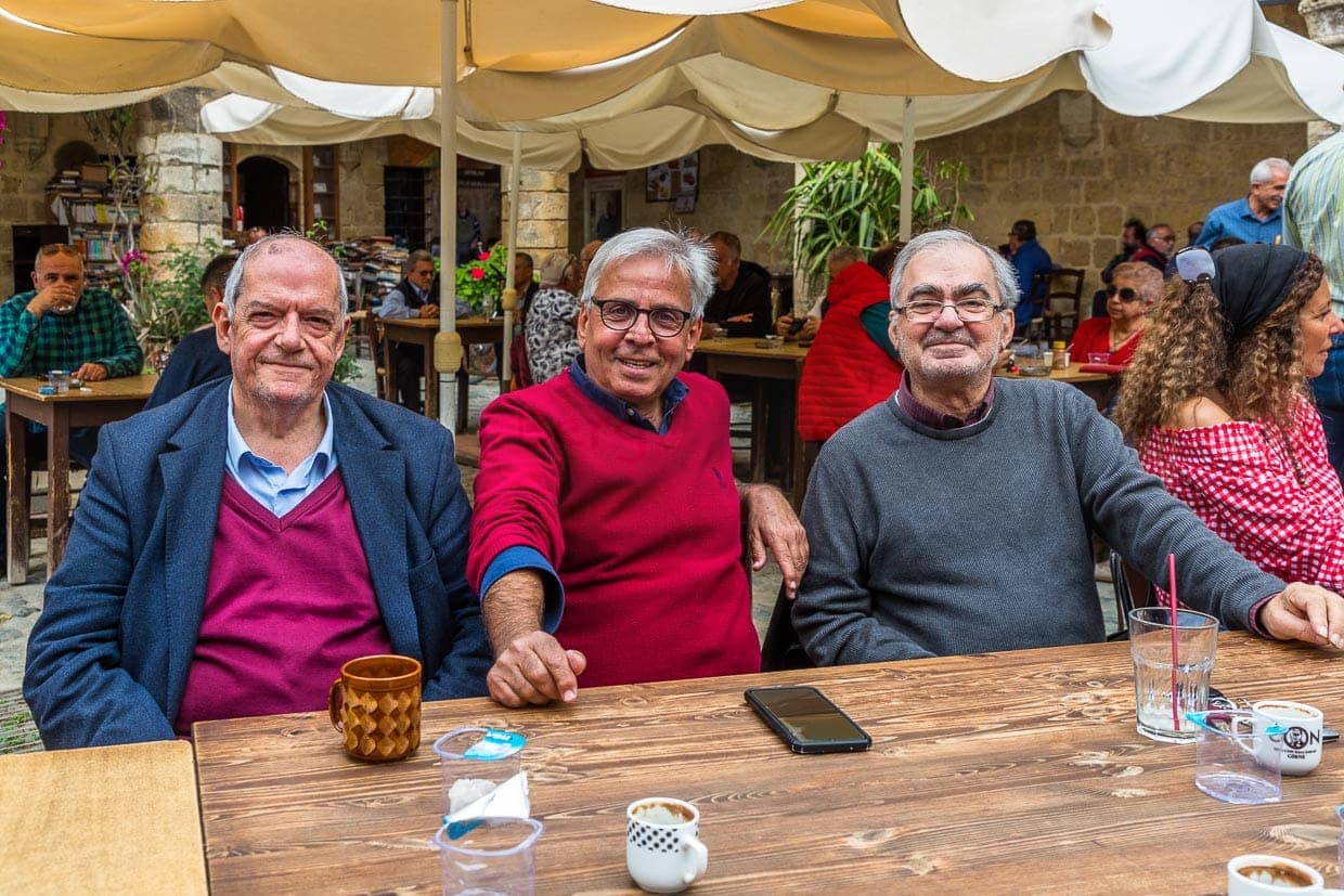 Süleyman Ergüclü (l.), Gründer und ehemaliger Chefredakteur einer Zeitung im türkischen Norden und Andreas Paralikis (m.), Zyperngrieche und Mitbegründer des Coffee Clubs, den sie selbstironisch als Verräter-Club bezeichnen sowie rechts der dritte Mitgründer auf ihrem wöchentlichen Treffen in Büyük Han, Great Inn, in der Altstadt von Nikosia / © Foto: Georg Berg