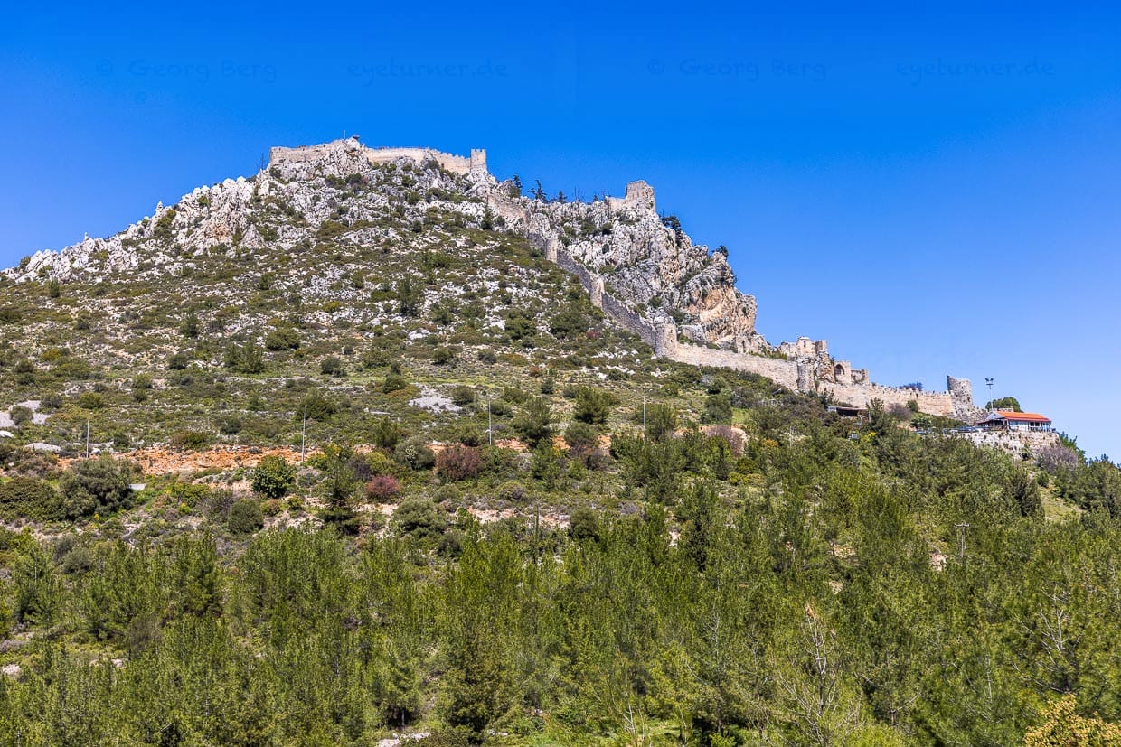 Blick auf die große Burganlage St Hilarion mit Unterburg, Mittel- und Oberburg rund 700 Meter über der Küstenstadt Girne / Kyrenia / © Foto: Georg Berg