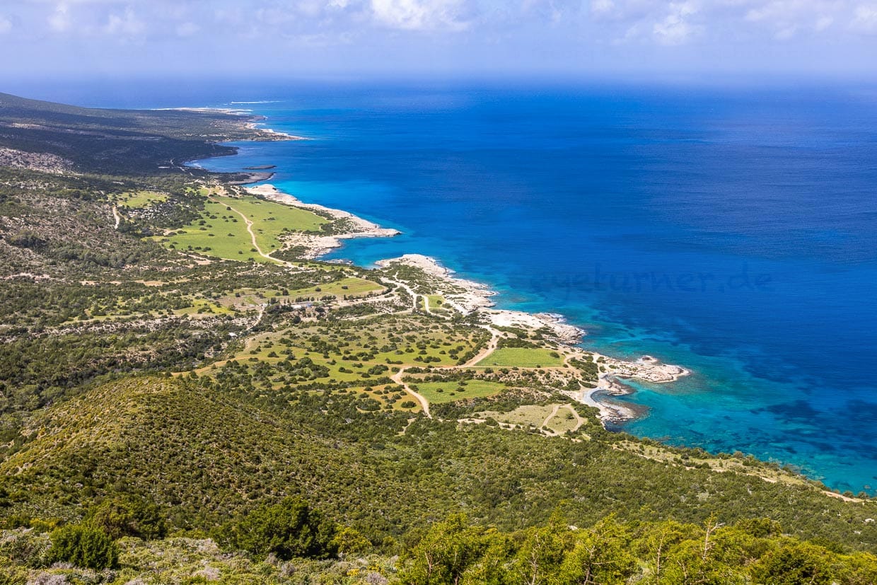 Blick vom Aphrodite Trail bei Akamas auf die Küste. Die mittlere Bucht nutzen die Römer vor 2.000 Jahren zum Verschiffen von Holz / © Foto: Georg Berg