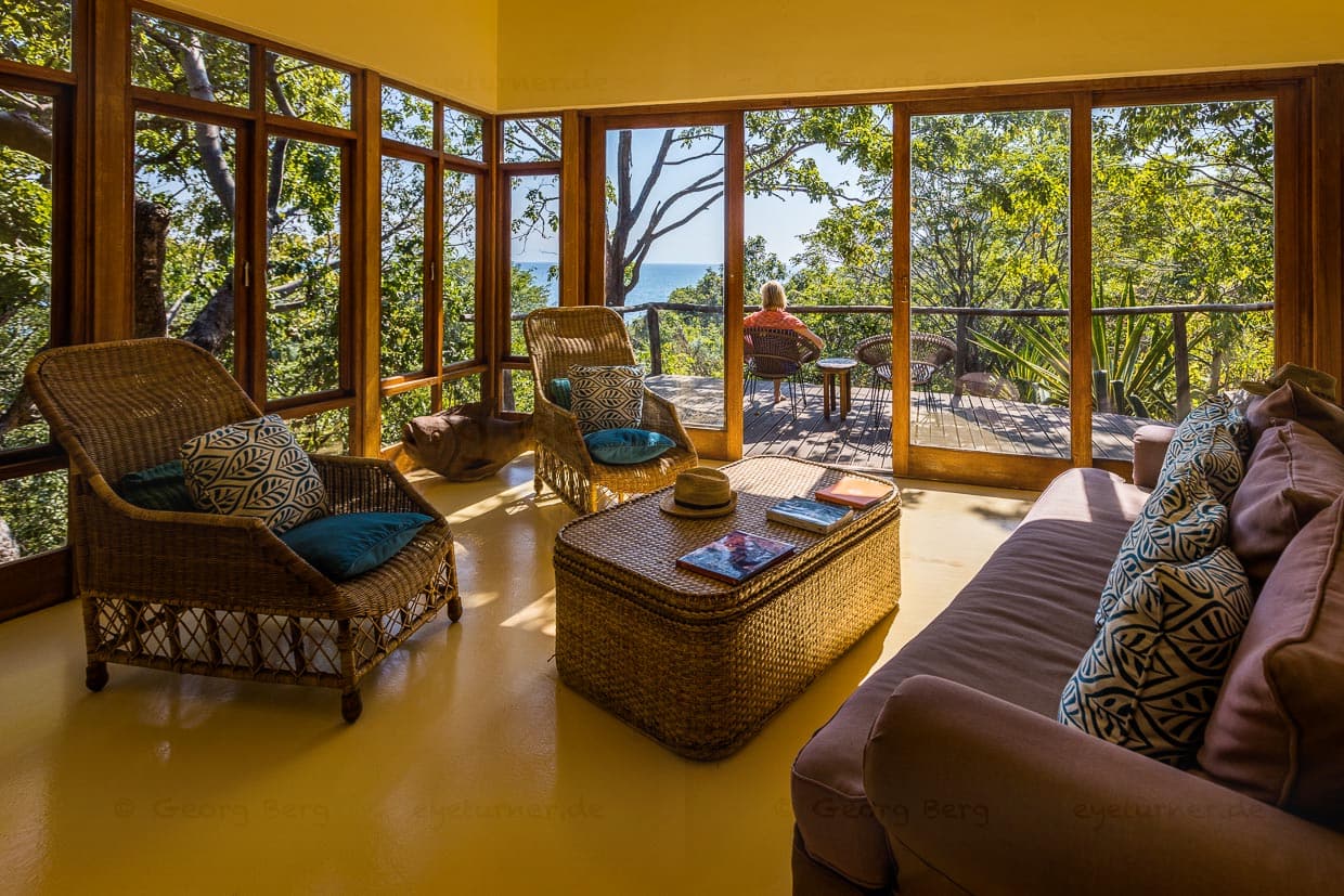 Wohnraum und Terrasse einer freistehenden Villa in Pumulani Lodge, Robin Pope Safaris, am Ufer von Lake Malawi, Cape Maclear, im Lake Malawi National Park / © Foto: Georg Berg