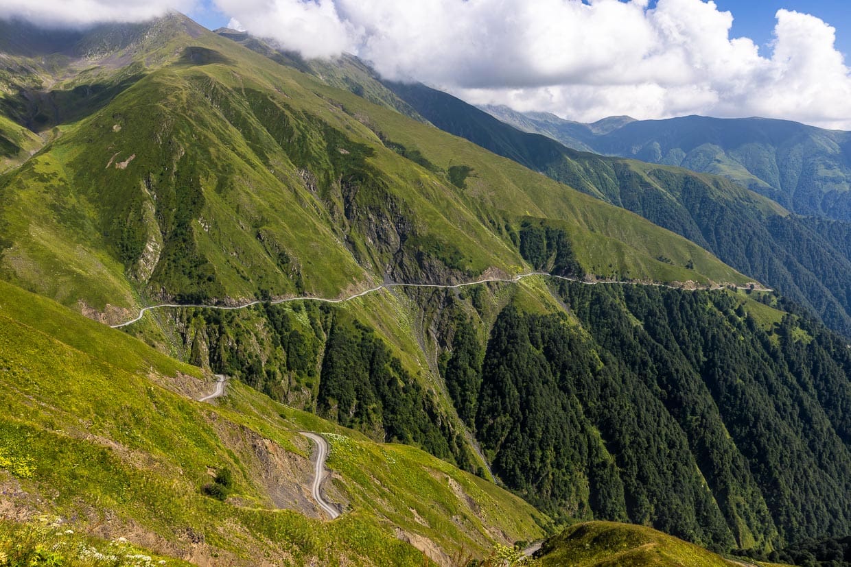 Der Abano-Pass in der Bergregion Tuschetien ist der höchste befahrbare Pass Georgiens. Die Schotterstraße nach Omalo, zählt zu den gefährlichsten Routen der Welt / © Foto: Georg Berg