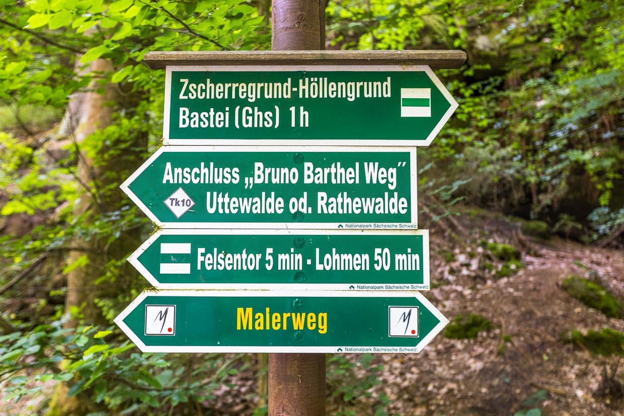 Hinweisschilder Wanderwege in der Sächsischen Schweiz. Der Malerweg führt entlang einiger inspirierender Orte der Künstler der Romantik, wie Caspar David Friedrich / © Foto: Georg Berg