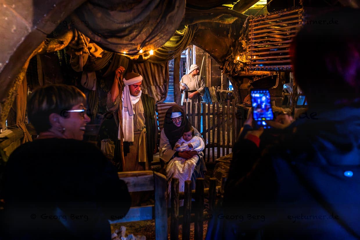 Gtar Grotto. Maria und Josef mit dem Jesuskind im Bethlehem Dorf Għajnsielem auf Gozo umgeben von Ställen mit Esel und Schafen und bestaunt von den Besuchern / © Foto: Georg Berg