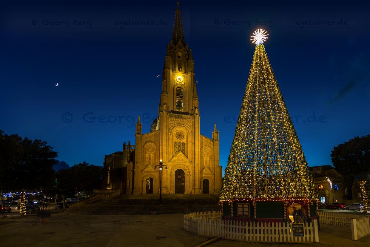 Għajnsielem Christmas Tree. Der 60 Fuß hohe eiserne Weihnachtsbaum geschmückt mit 5.000 beleuchteten Glasflaschen wurde 2021 zum schönsten Weihnachtsbaum Europas gekürt / © Foto: Georg Berg